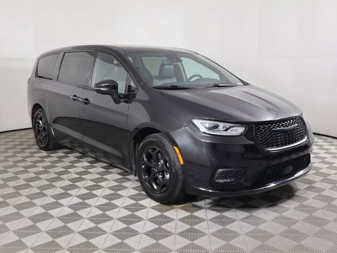 Used 2022 Chrysler Pacifica Limited w/ S Appearance Package image 3