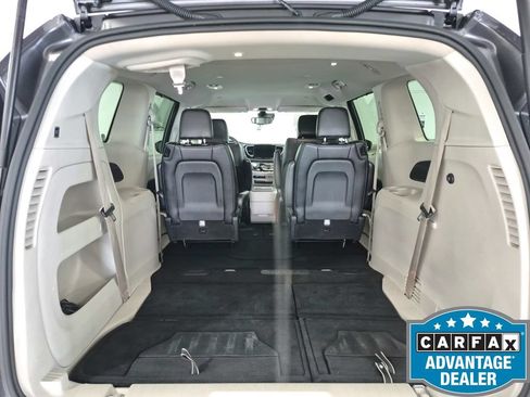 Used 2023 Chrysler Pacifica Touring-L FWD image 17