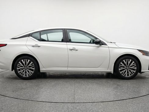 Used 2025 Nissan Altima 2.5 SV FWD image 11
