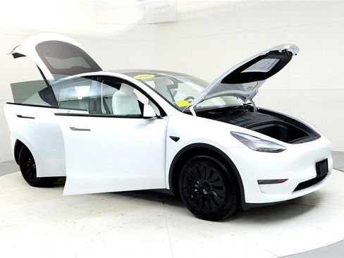 Used 2024 Tesla Model Y Long Range image 12