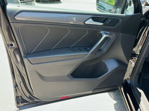 Used 2023 Volkswagen Tiguan SE w/ Panoramic Sunroof Package AWD/4WD image 9