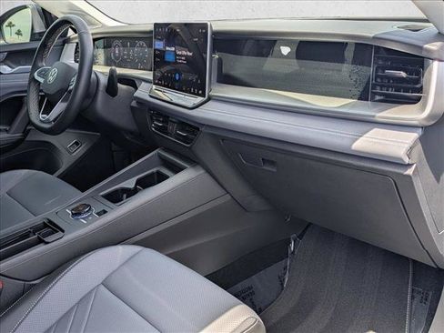 Used 2025 Volkswagen Tiguan SE FWD image 20
