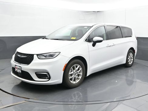 Used 2023 Chrysler Pacifica Touring-L FWD image 8