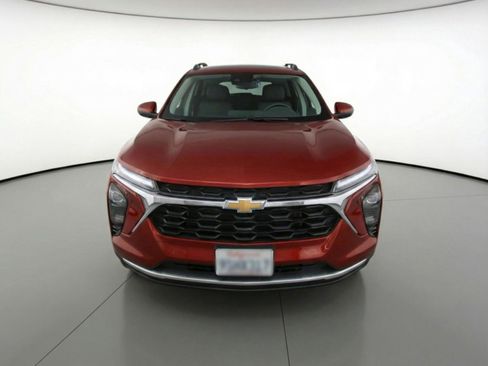 Used 2025 Chevrolet Trax LT image 2