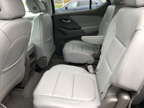 Used 2019 Chevrolet Traverse LT w/ LT Premium Package FWD image 2
