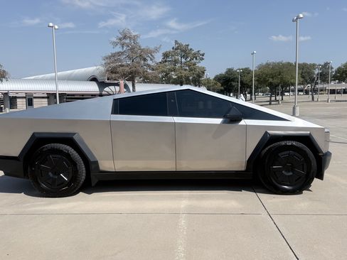 Used 2025 Tesla Cybertruck AWD Crew Cab image 9