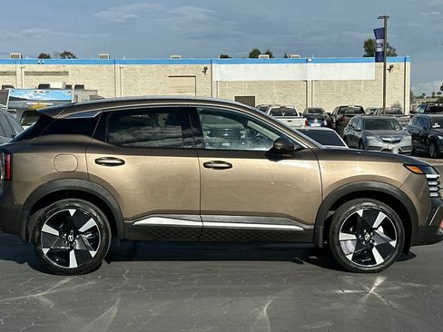 Used 2025 Nissan Kicks SR w/ SR Premium Package AWD/4WD image 9