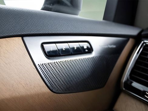 Certified 2025 Volvo XC90 T8 Plus image 22