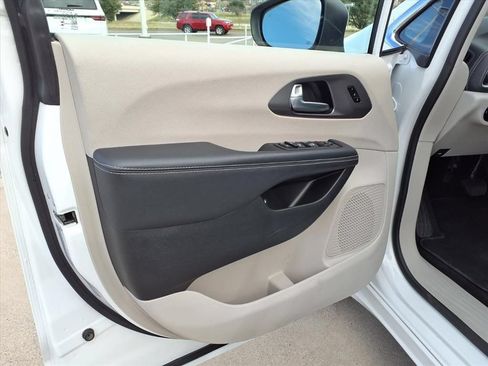 Used 2023 Chrysler Pacifica Touring-L FWD image 16
