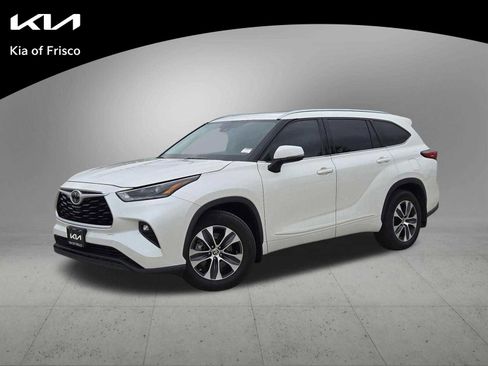 Used 2021 Toyota Highlander XLE FWD image 1