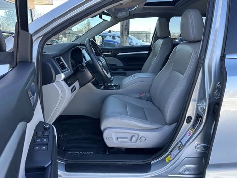 Used 2017 Toyota Highlander XLE image 13