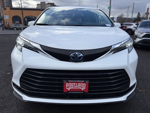 Used 2024 Toyota Sienna LE image 3