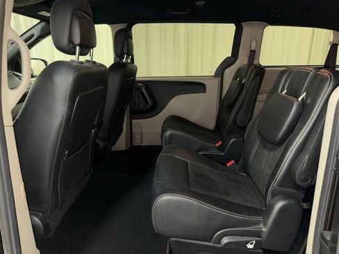 Used 2019 Dodge Grand Caravan SXT w/ Rear Park Assist Package FWD image 17