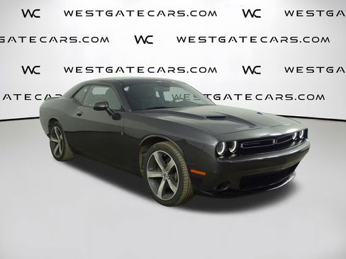 Used 2019 Dodge Challenger SXT image 1