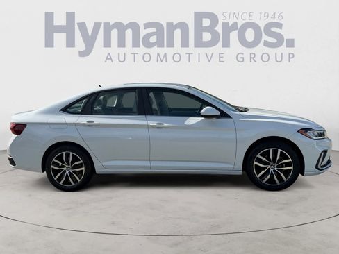 Used 2025 Volkswagen Jetta SE w/ Sunroof Package image 2