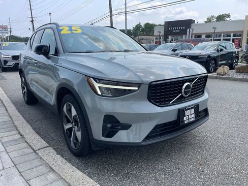 Used 2025 Volvo XC40 B5 Plus AWD/4WD image 7