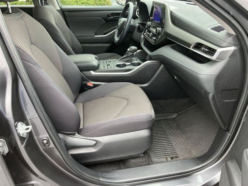 Used 2023 Toyota Highlander LE AWD/4WD image 35