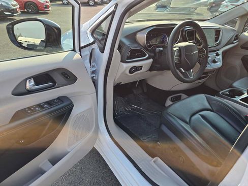 Used 2024 Chrysler Pacifica Limited FWD image 23