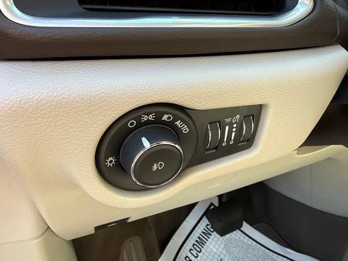 Used 2017 Chrysler Pacifica Touring-L Plus w/ Advanced Safetytec Group FWD image 24