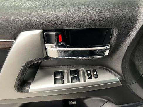 Used 2014 Toyota Land Cruiser image 24