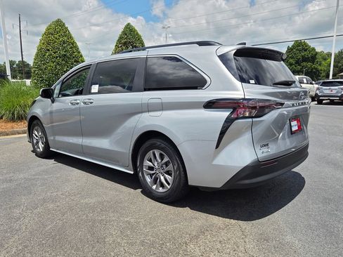 Used 2025 Toyota Sienna LE FWD image 9