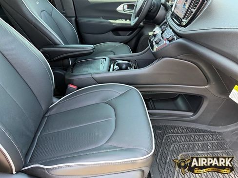 New 2026 Chrysler Pacifica Limited w/ Uconnect Theater Family Group FWD image 13