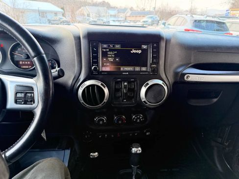 Used 2016 Jeep Wrangler Unlimited Rubicon image 15
