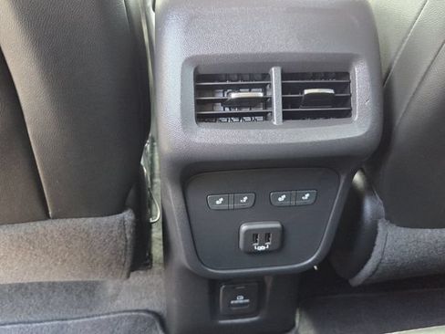 Used 2023 Chevrolet Equinox Premier FWD image 14