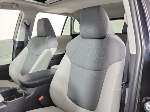 Used 2025 Toyota RAV4 XLE w/ Convenience Package FWD image 20