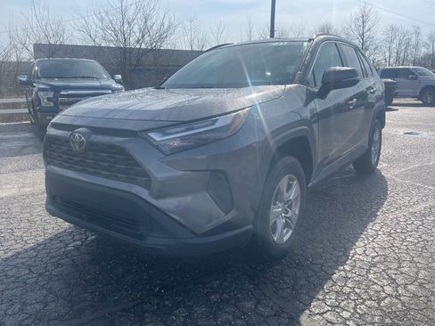Used 2022 Toyota RAV4 XLE w/ Convenience Package image 2