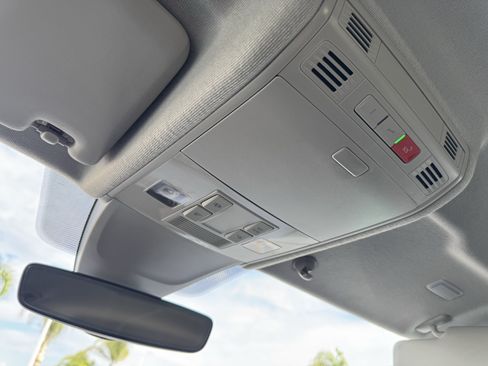 Certified 2023 Volkswagen Tiguan SE FWD image 32