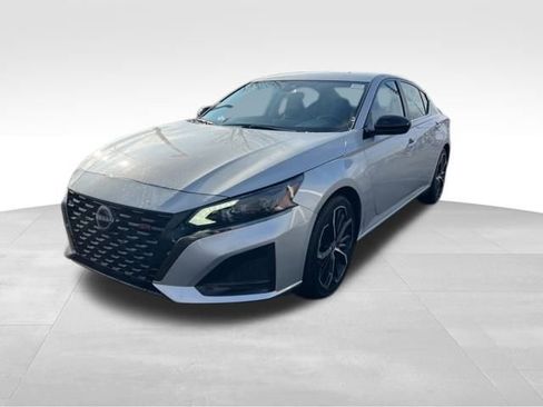 Used 2024 Nissan Altima 2.5 SR image 3