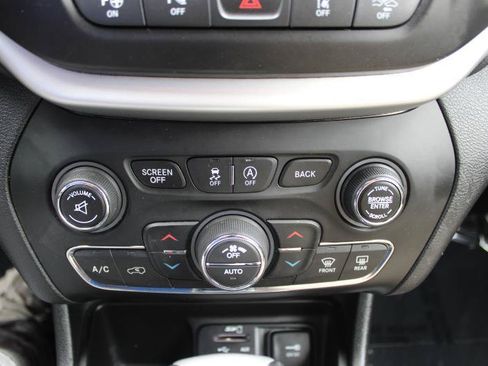 Used 2018 Jeep Cherokee Limited w/ Technology Group FWD image 16