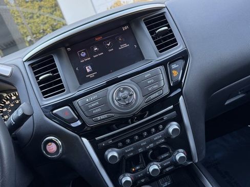 Used 2018 Nissan Pathfinder SV image 15