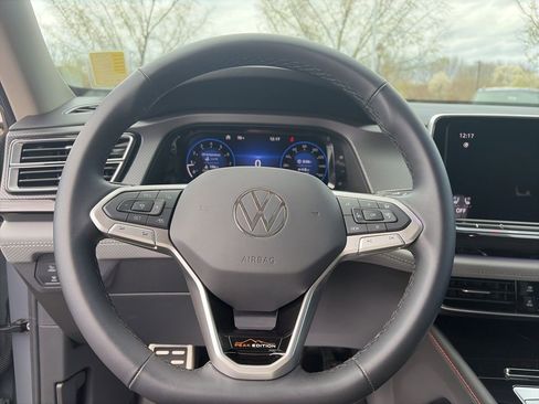 Used 2025 Volkswagen Atlas Peak Edition SE image 14