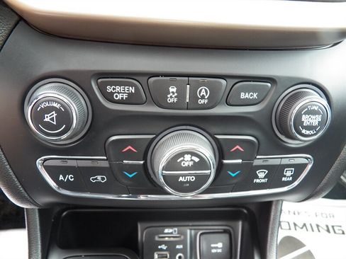 Used 2018 Jeep Cherokee Limited AWD/4WD image 19