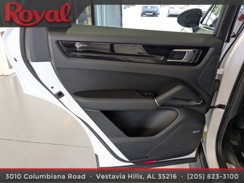 Used 2022 Porsche Cayenne AWD/4WD image 14