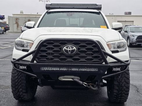Used 2020 Toyota Tacoma TRD Off-Road image 2