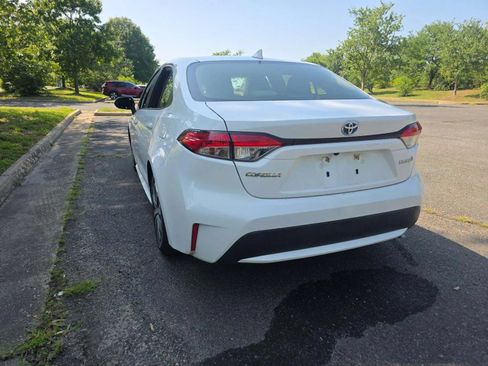 Used 2021 Toyota Corolla LE FWD image 2