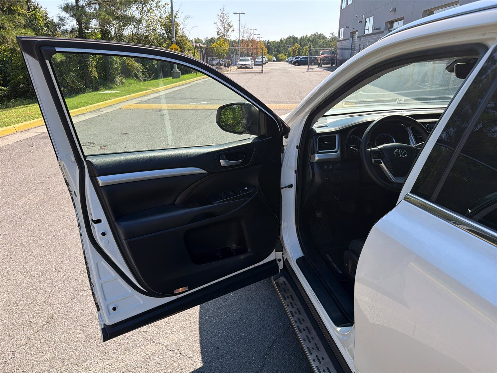 Used 2018 Toyota Highlander XLE AWD/4WD image 27