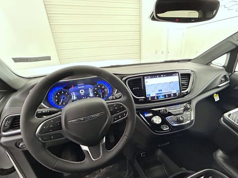 New 2026 Chrysler Pacifica Select image 13
