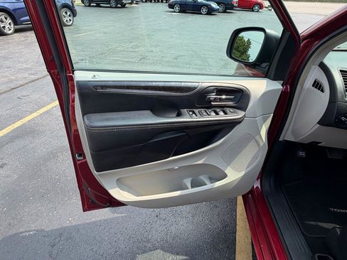 Used 2015 Chrysler Town & Country Touring-L w/ Driver Convenience Group FWD image 13