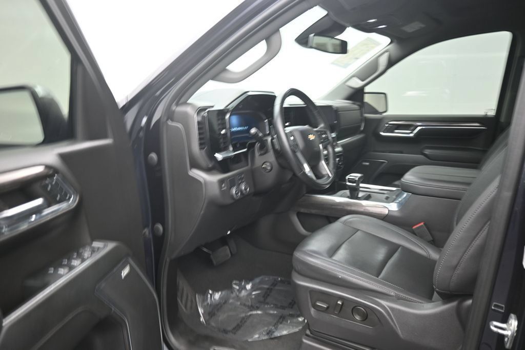 Used 2023 Chevrolet Silverado 1500 LTZ RWD image 10