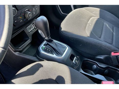 Used 2021 Jeep Renegade Latitude FWD image 27