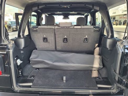 Used 2025 Jeep Wrangler Unlimited Sahara w/ Safety Group AWD/4WD image 19