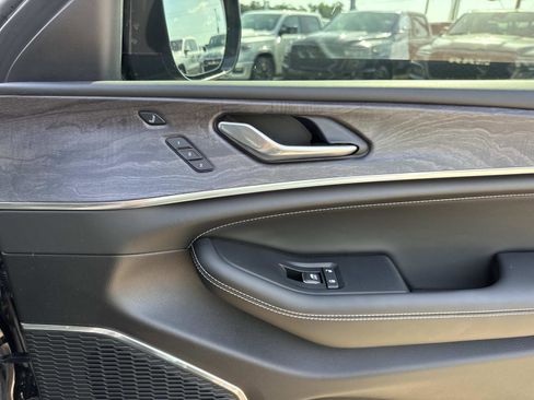 Used 2025 Jeep Grand Cherokee Overland w/ Luxury Tech Group IV AWD/4WD image 15