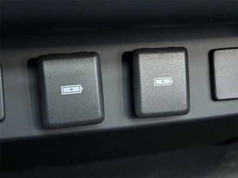 Used 2024 Land Rover Defender 110 S image 22