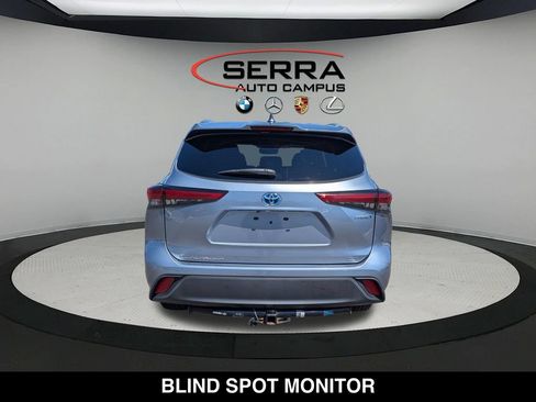 Used 2021 Toyota Highlander XLE AWD/4WD image 11