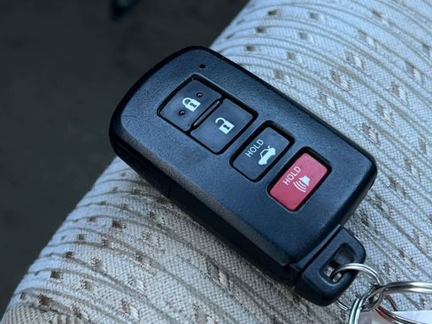 Used 2012 Toyota Camry XLE w/ Convenience Pkg image 27