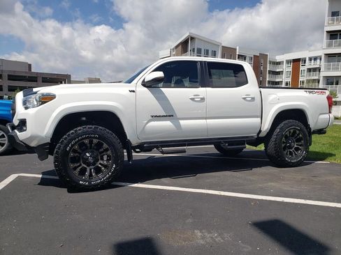Used 2017 Toyota Tacoma TRD Sport AWD/4WD image 5